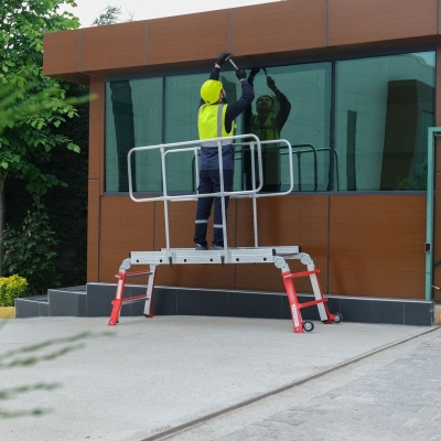 Arbejdsplatform Teleskopisk m/rækværk