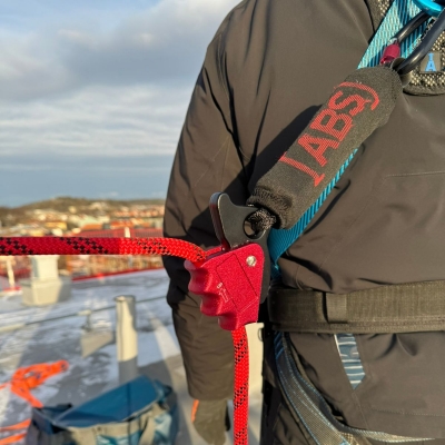 närbild röd förankringslina