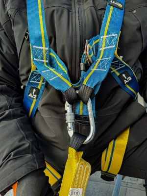 Närbild förankring i bröst på fallskyddssele