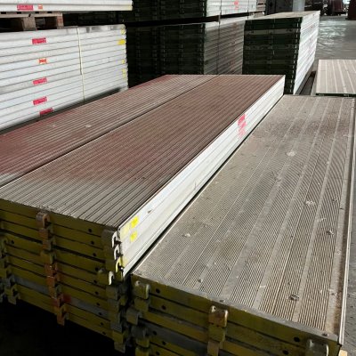 Närbild på begagnade plattformar aluminium 3 meter