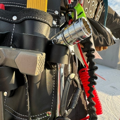 Full verktygsficka på tak i frostig miljö närbild