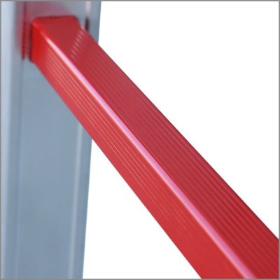 Rött trappsteg på en enkelstege som indikerar högsta rekommenderade arbetshöjden