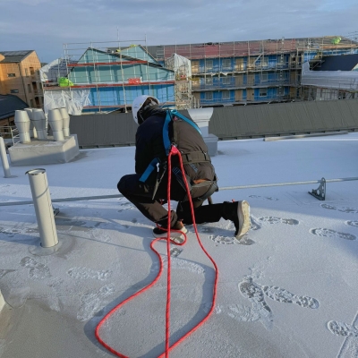 röd förankringslina liggande på frostigt tak