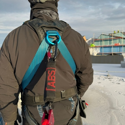 närbild röd förankringslina falldämpare