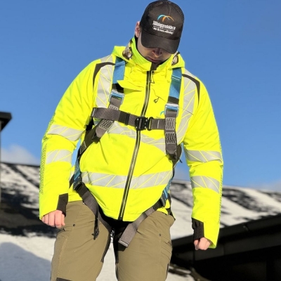 Person med helkropssele Easy på udendørs