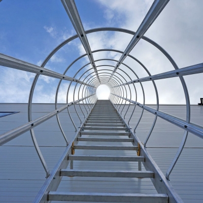 Facade­stige forhøjet 4–4,5 m inkl. faldsikring