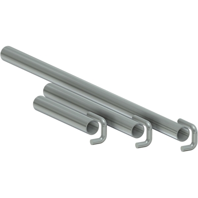 silvriga galvaniserade förankringsrör och väggfästen för förankring av byggställning i fasad