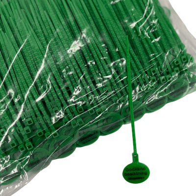 Grøn inspektionsmærkat i plast med teksten “Godkendt besigtigelse” og integreret strip for nem montering.