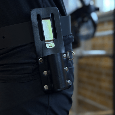 Nærbillede af holder med robust fastgørelse og metalbeslag, der sikrer stabil og sikker opbevaring af værktøj.