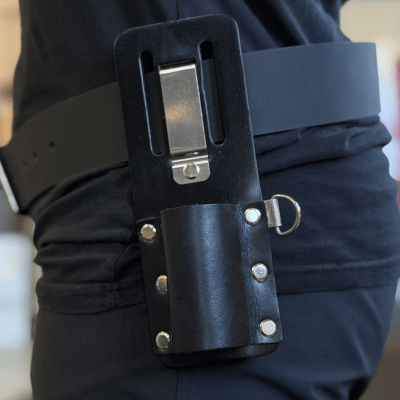 Holder til vaterpas/skraldenøgle i slidstærkt materiale med ProClip, klar til brug og nem at flytte uden at føre den gennem bælt