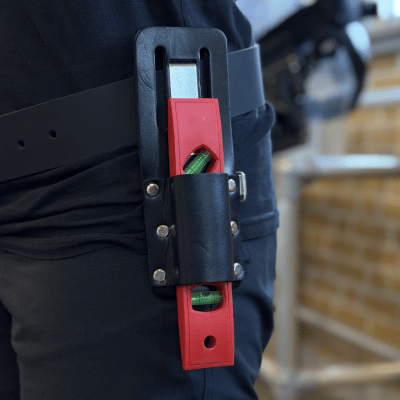 Holder til vaterpas med ProClip fastgjort i bælte, designet til stabil opbevaring og hurtig adgang på arbejdspladsen.