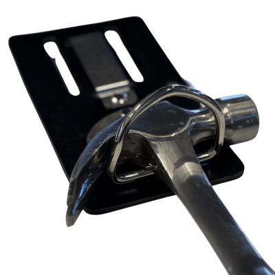 Nærbillede af hammerholder i slidstærkt materiale med metalbøjle, der holder hammeren sikkert på plads.