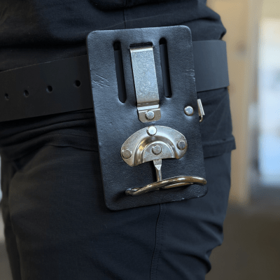 Hammerholder med ProClip fastgjort i bælte, designet til stabil opbevaring og nem adgang til værktøj.