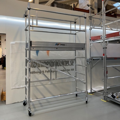 hantverkarställning i aluminium smal med 4 meters arbetshöjd från SP PRO uppställd i vårt showroom i göteborg