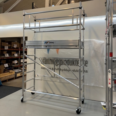 hantverkarställning i aluminium smal med 4 meters arbetshöjd från SP PRO uppställd i vårt showroom i göteborg