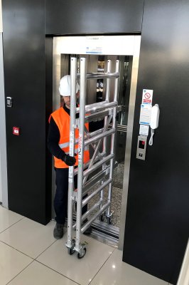 Smal hantverkarställning inomhus i hiss