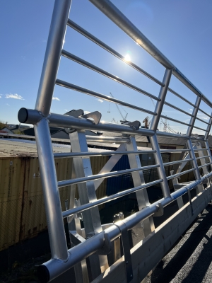 Närbild med blå himmel på SGS fallskyddsräcke