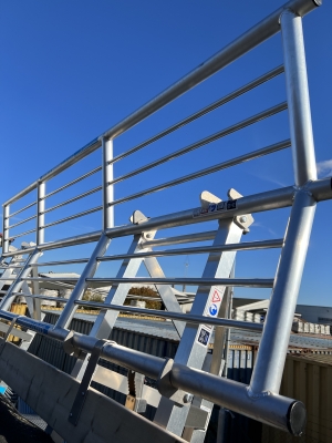 Närbild med blå himmel på SGS fallskyddsräcke från sidan