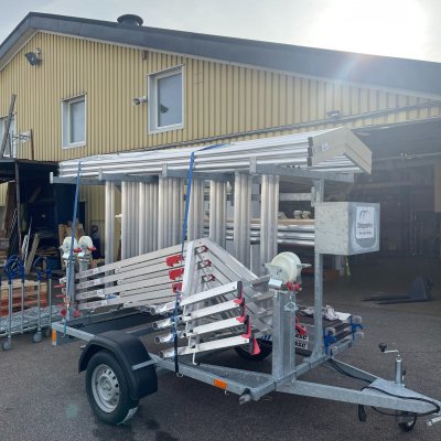 9m rss fallskydd med 6m rullställning bred på ställningstrailer sidan