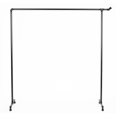 Klädställning i svart gjord i metall för kläder