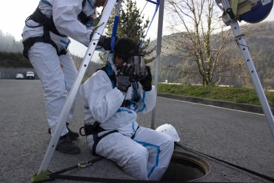 man påväg ner i brunn med hjälp av tripod för nedfirning 20m