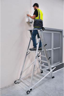 stege uppställd i industriell miljö med person i varselkläder