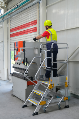 trappa uppställd i idustrill mijö med person i varselkläder