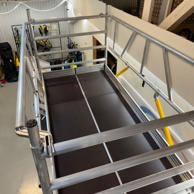 rullställning bred 6m silvrig och gul