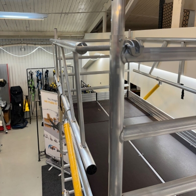 rullställning bred 4m silvrig och gul närbild räcke
