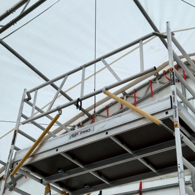 rullställning bred 8m silvrig och gul