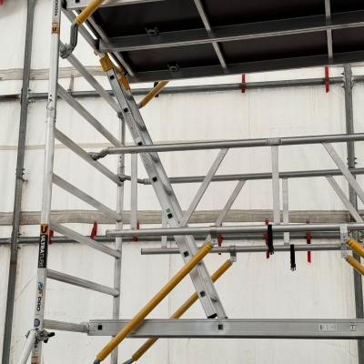 rullställning bred 6m silvrig och gul