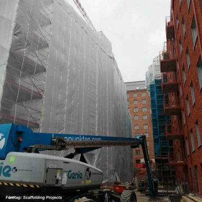 Flamsäker vit ställningsplast vinterväv på stor byggställning i göteborg