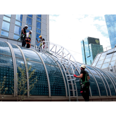 Arbejdsplatform til afrundede tagkonstruktioner