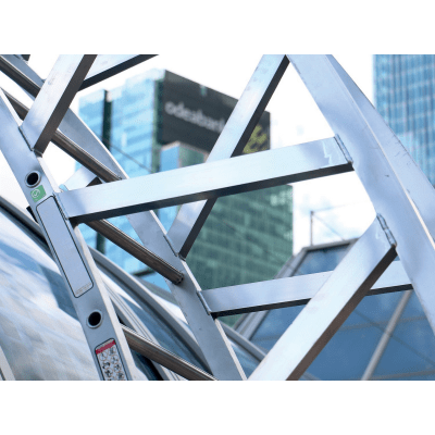 Arbejdsplatform til afrundede tagkonstruktioner