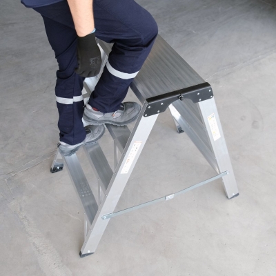 går upp för stegpall för lager 4-steg bred