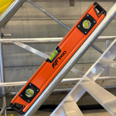 Vaterpas SP PRO 500 mm på stillads med tre libeller til præcis måling.