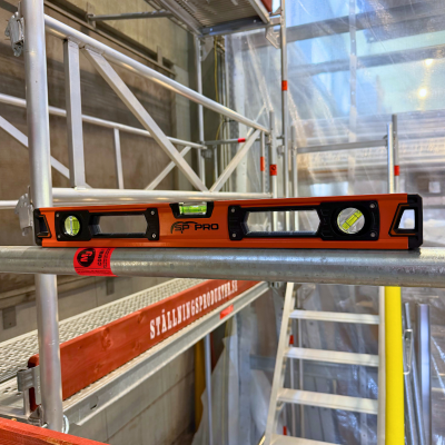 Vaterpas SP PRO på stillads med tydelig libelle i fokus.