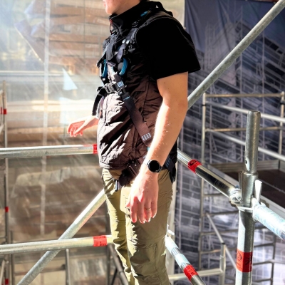 blå och svart fallskyddssele wind 1 pro på modell i ställning