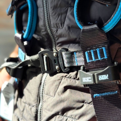 blå och svart fallskyddssele wind 1 pro på modell i ställning