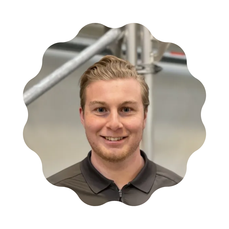 Joakim Krantz med stilladser i baggrunden, produktspecialist hos stilladsprodukter.dk