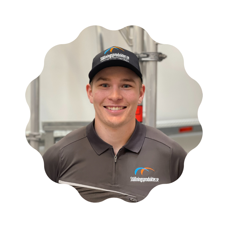 Emil Krantz, ekspert i stilladser og faldsikring, profilbillede taget med stillads i baggrunden