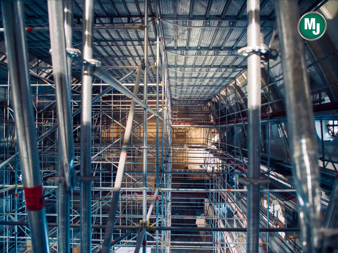 Modulställning i stål från MJ Gerüst monterad inomhus, visar robust konstruktion med spiror, stag och plattformar.